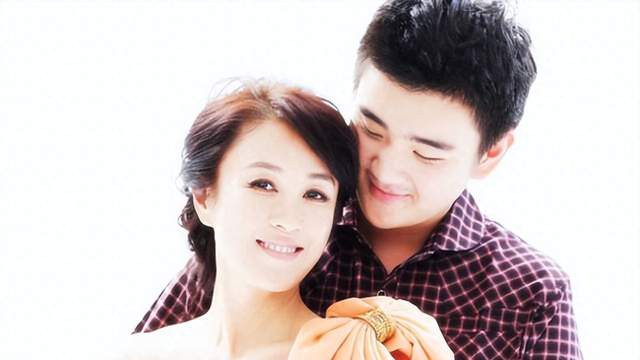 傅艺伟30岁儿子去世，曝死因是心脏骤停猝死，中戏老师悲痛悼念