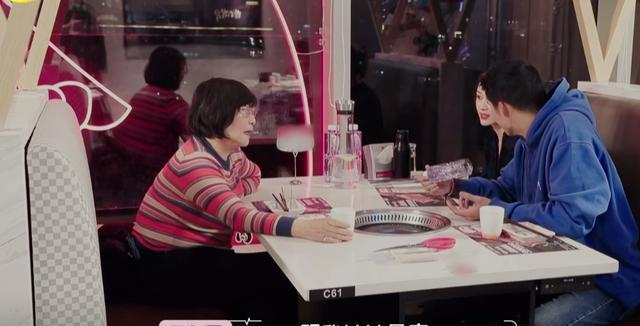 吴永恩和王子文分手后首次现身,和姑姑在火车站,背着行李很狼狈