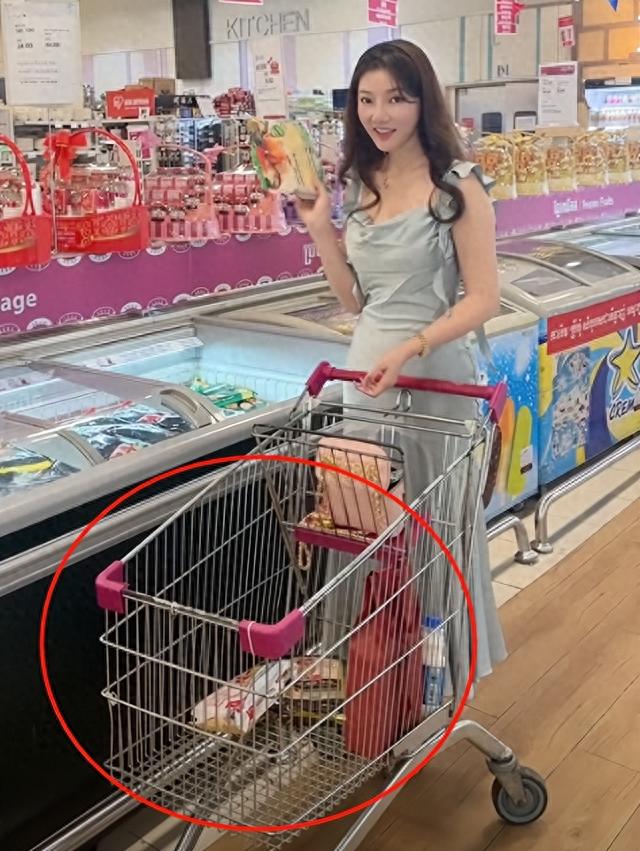 中华小姐回应牙齿被拔光,穿赵露思同款衣服摆拍,耳朵被割戴假耳