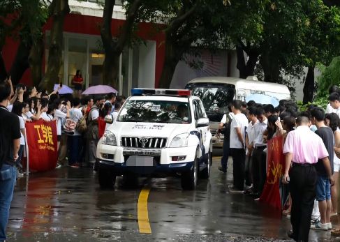 李嘉诚回老家排场大！警车开道列队欢迎，和美女老总亲密合影大笑