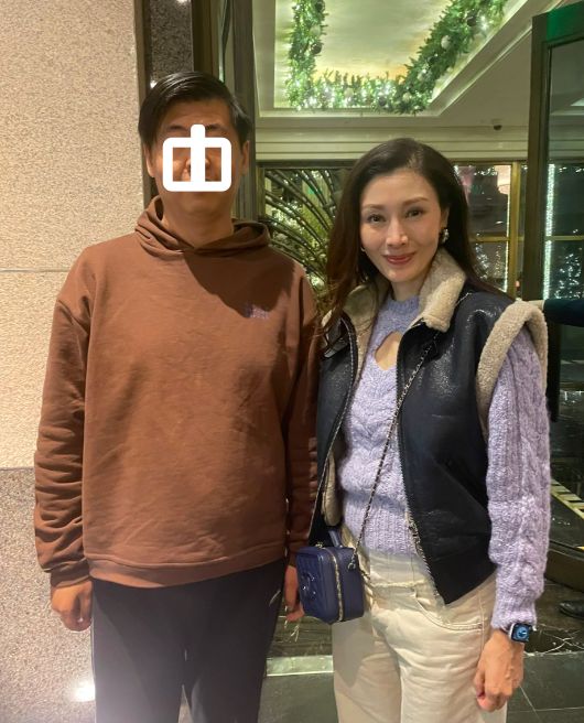 53岁李嘉欣生图：变胖变土，苹果肌下垂到嘴角，手上血管暴起！