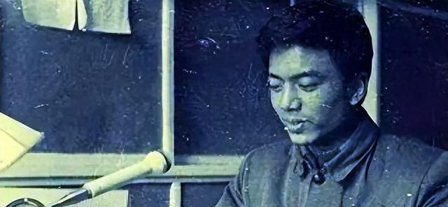 他出道18年不温不火,父亲是《新闻联播》主播,母亲是央视主播