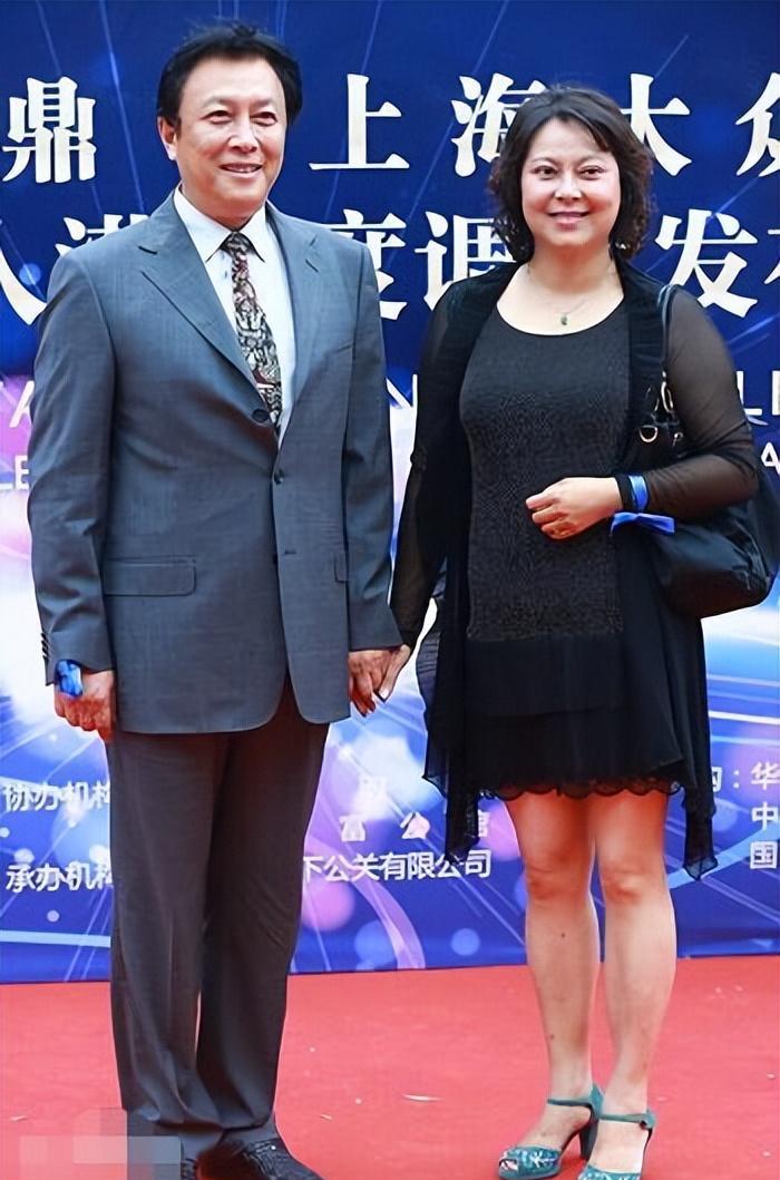 唐国强|唐国强夫妇现身！妻子壮丽模样大变，当众向田华跪地感谢激动落泪