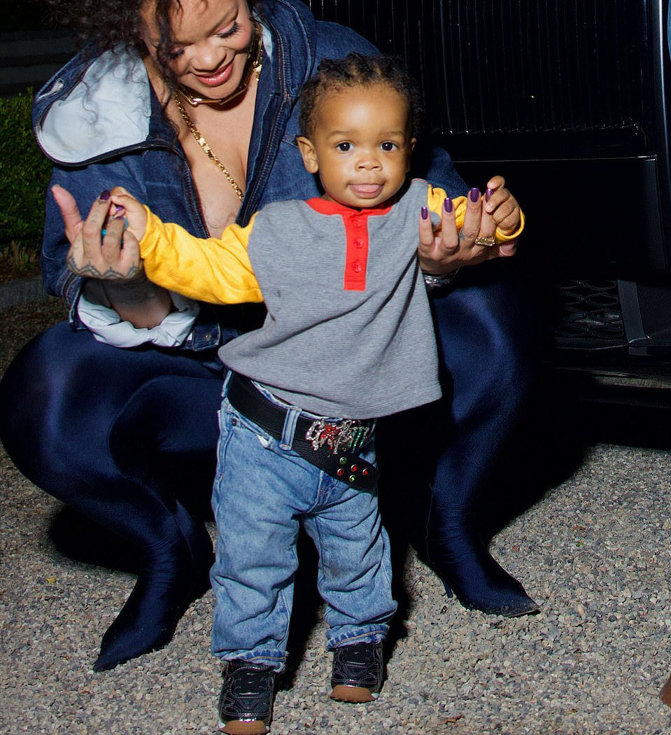 蕾哈娜二胎产后首次亮相!一家四口首次亮相,二胎小儿子正脸来了