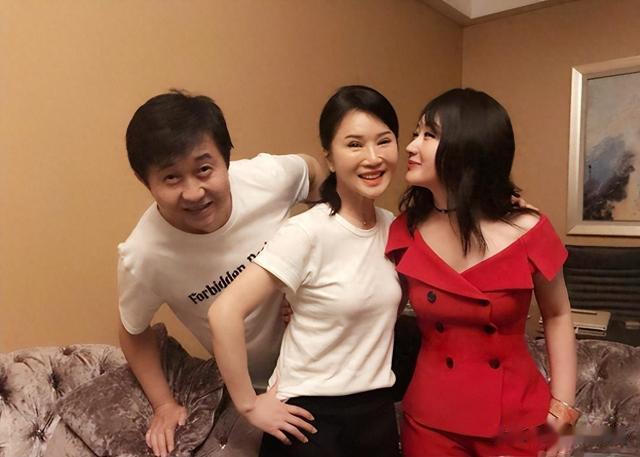 52岁杨钰莹太狠了!素颜同框大3岁任静像女儿,单身果然更养人