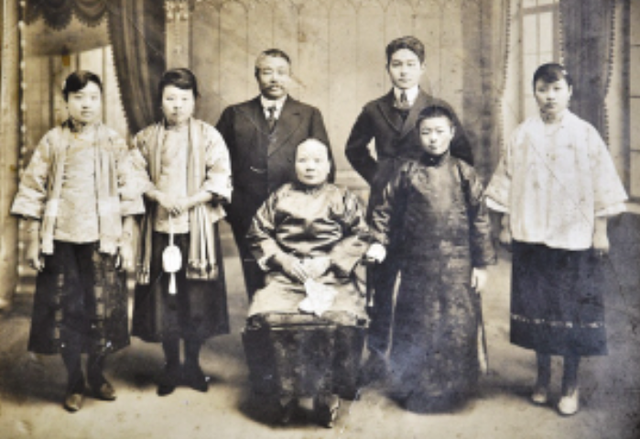 黎元洪二妻:丧夫后与小10岁小伙同居,被继女状告,晚年出家为尼