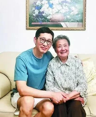 西装 这才是56岁王劲松老去的秘诀：坚决不穿老年装，妆发得体不油腻