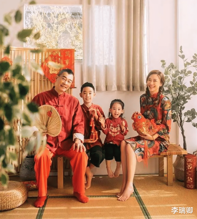 应采儿元旦晒全家福,10岁Jasper身高超爸爸肩膀,弟弟清秀像妹妹