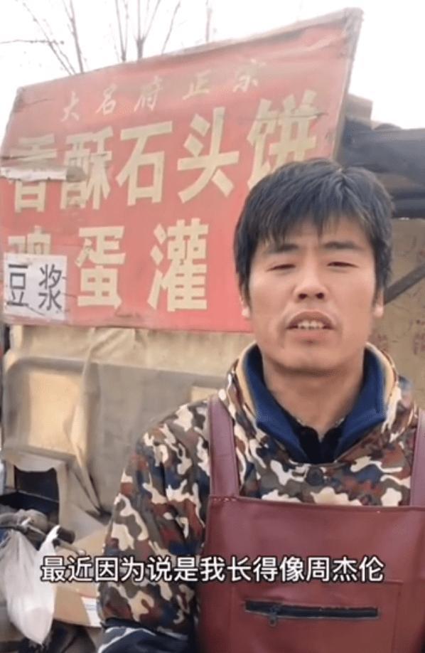 他没有被物质化,大网红回归生活,推着小车继续卖他的鸡蛋饼