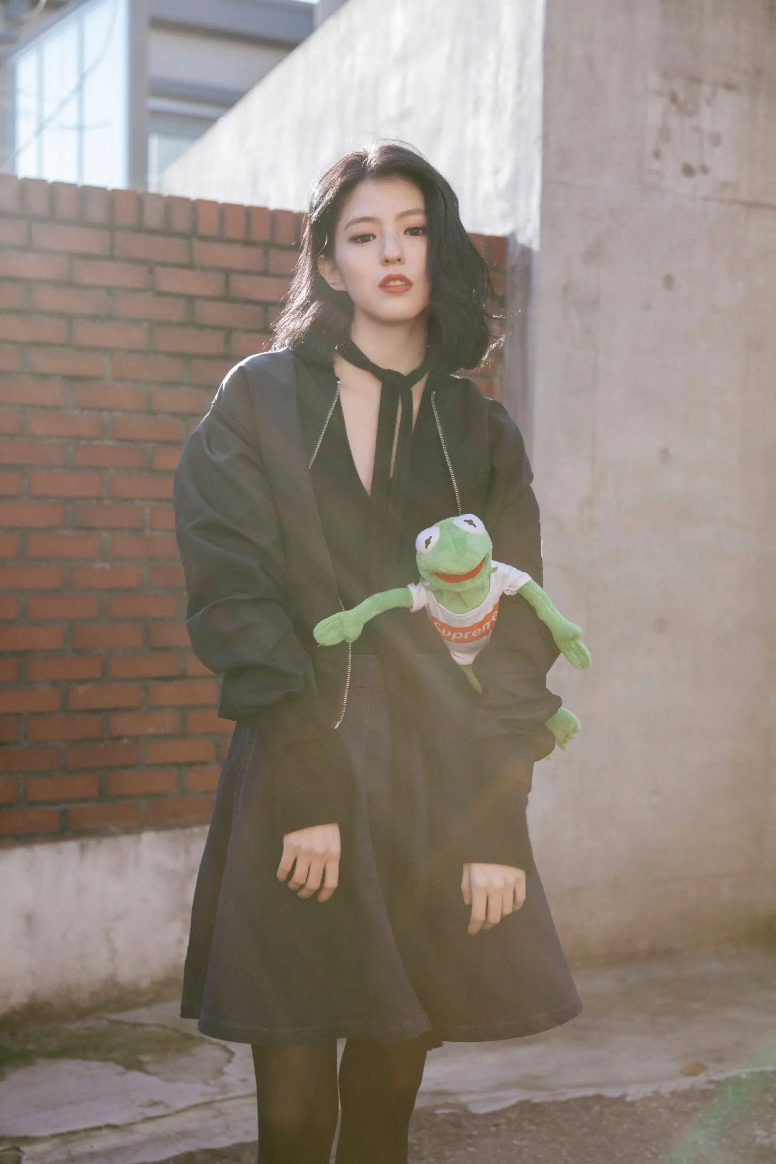 韩素希近照发缝超宽像是秃了一大块，眼神中的破碎感难掩让人心碎