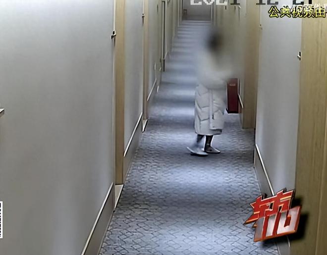 一名女孩宾馆约网友一夜后，脖子上留三道吻痕，要手扶墙才能走