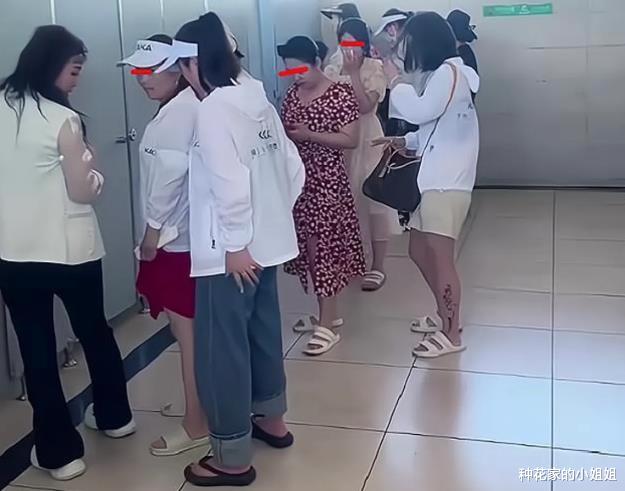 张韶涵演唱会女歌迷强闯男厕所，男生来不及穿上裤子，就遭遇了尴尬！