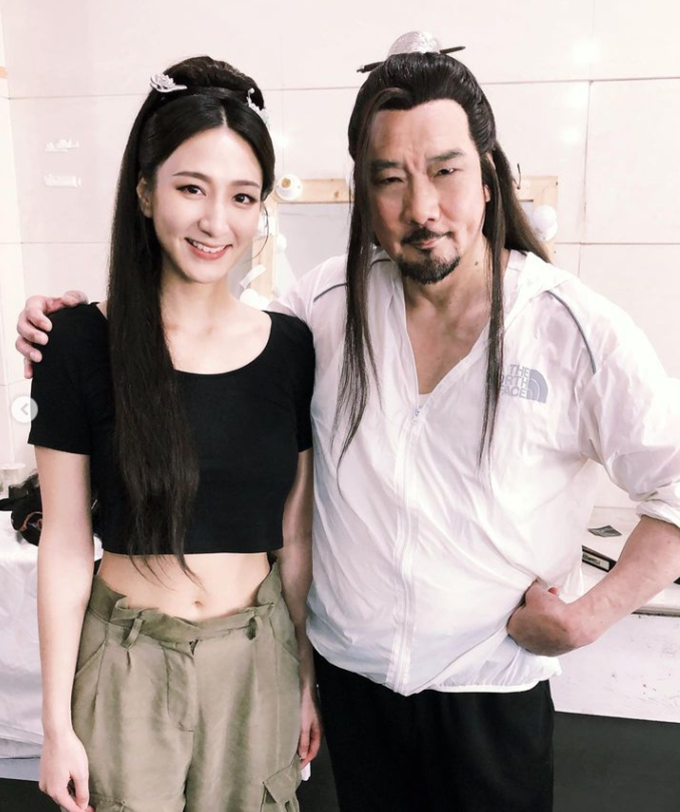 72岁徐少强与女儿相聚!35岁徐颖堃神似母亲雪梨,颜值清纯漂亮