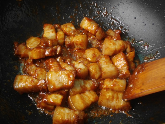 |颜色红亮，软糯鲜香，这道入口即化的红烧肉太适合做晚餐了！