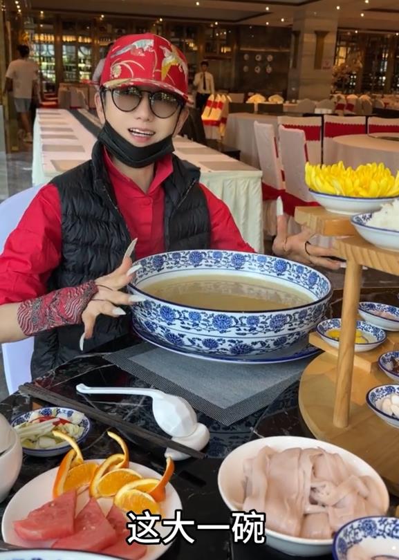 杨丽萍|杨丽萍现身蒙自吃米线,一碗有盆大了,助理:不吃米饭是真实的