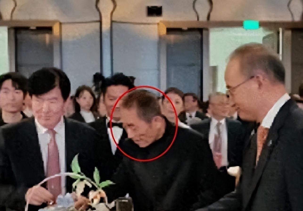 明星在资本面前有多卑微？杨幂被搂腰，张艺谋酒局被推开却不敢出声