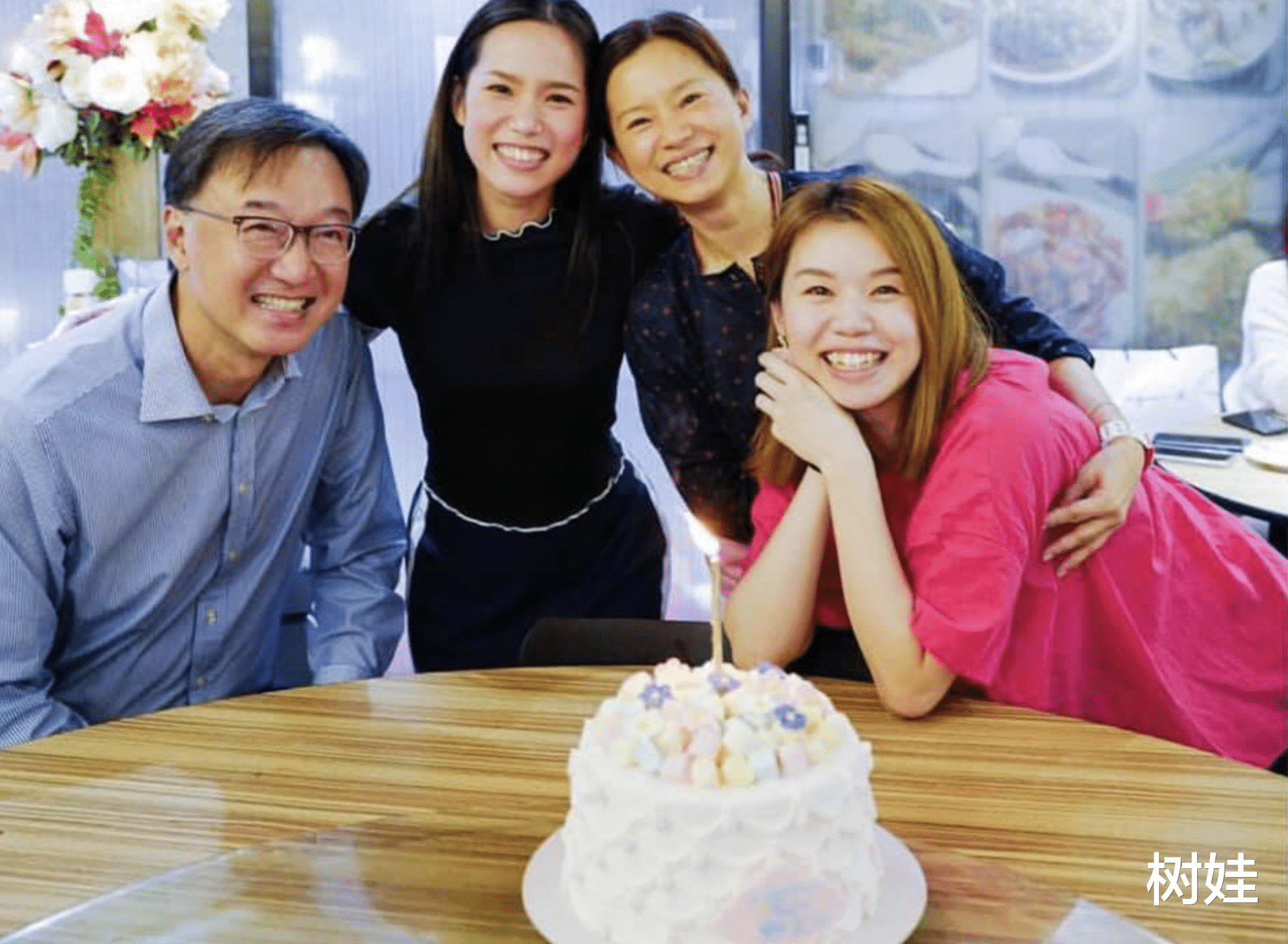 香港知名DJ为母亲庆生，晒三代同堂温馨合照，家族有11位成员从艺