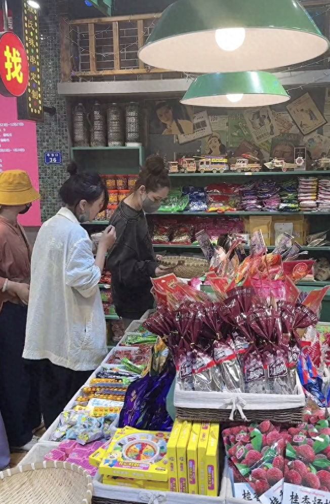 向佐夫妇武林夜市被偶遇，郭碧婷发型凌乱驼背接地气，女神气质全无