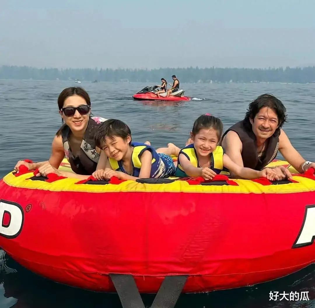 钟嘉欣老公很贴心，出门游玩照顾孩子也宠老婆，拼事业不吃软饭