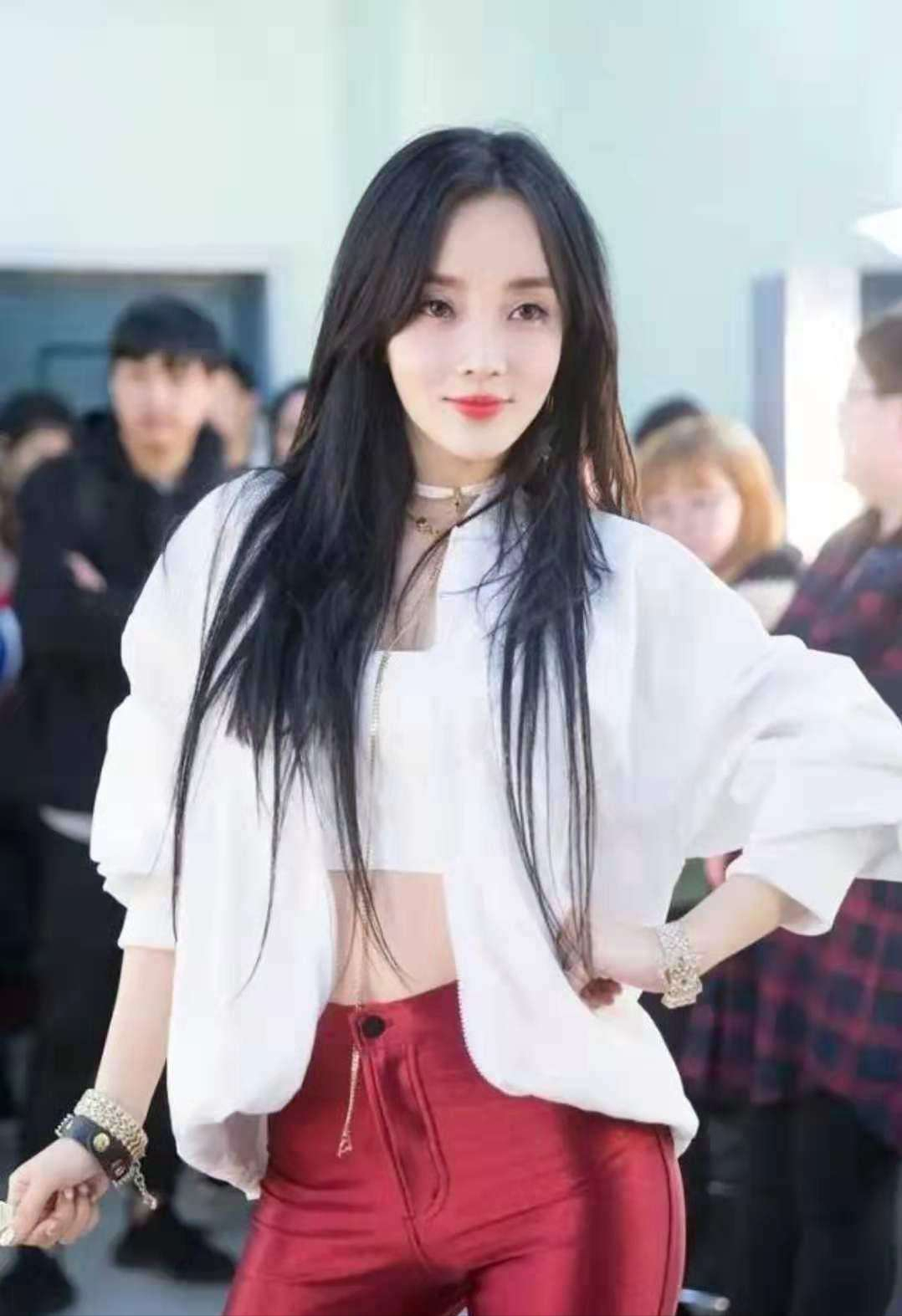 李小璐母女农村被偶遇,穿瑜伽裤拔萝卜惹争议,甜馨对母亲翻白眼