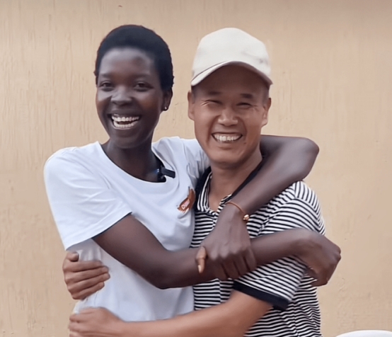 Rose归国后全家看升旗,中途嬉笑打闹被嘲不严肃,吴子安毫无自豪感