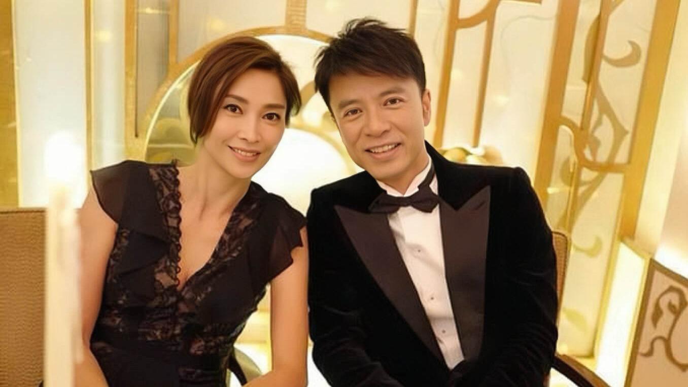 恭喜！知名港星李克勤50岁妻子被曝怀三胎，看演唱会腹部凸起孕味足