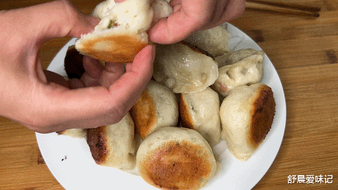 豆角|豆角水饺包的家常做法,馅料鲜美,面皮蓬松柔软,底部焦香可口