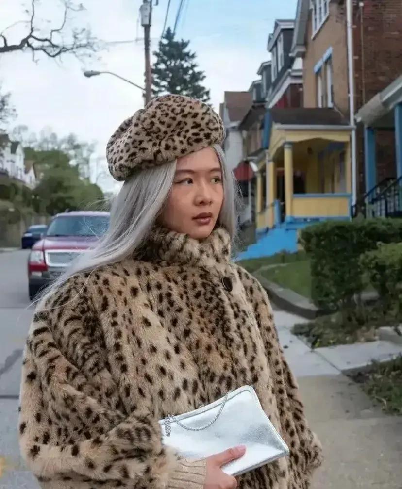 黄嘉雯|“恨国女”许可馨化生“白发魔女”，再度辱华！