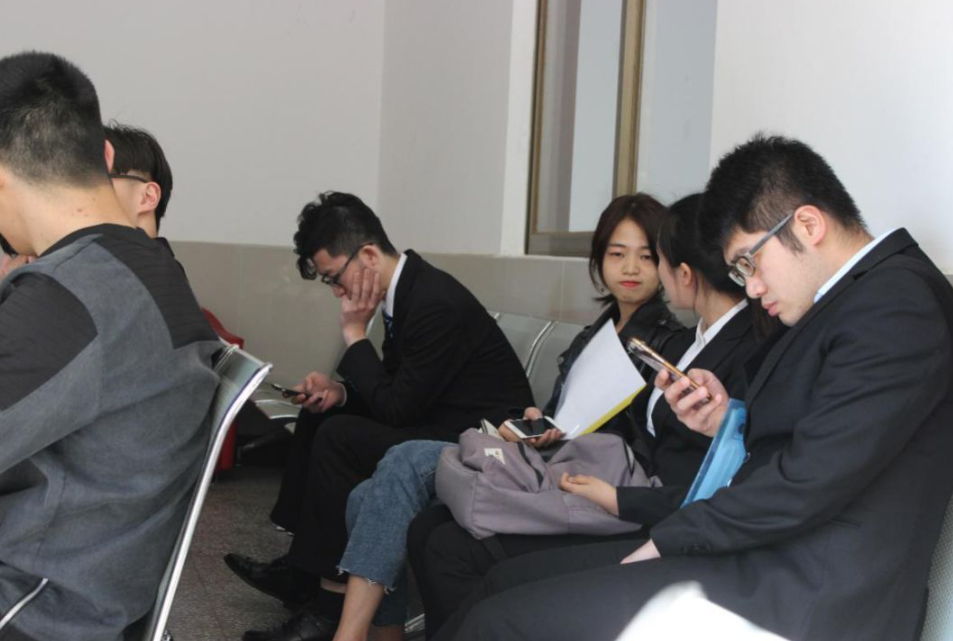 欢乐颂|“为啥把我拒之门外？”央企招聘新标准公布，大学生哭晕在厕所