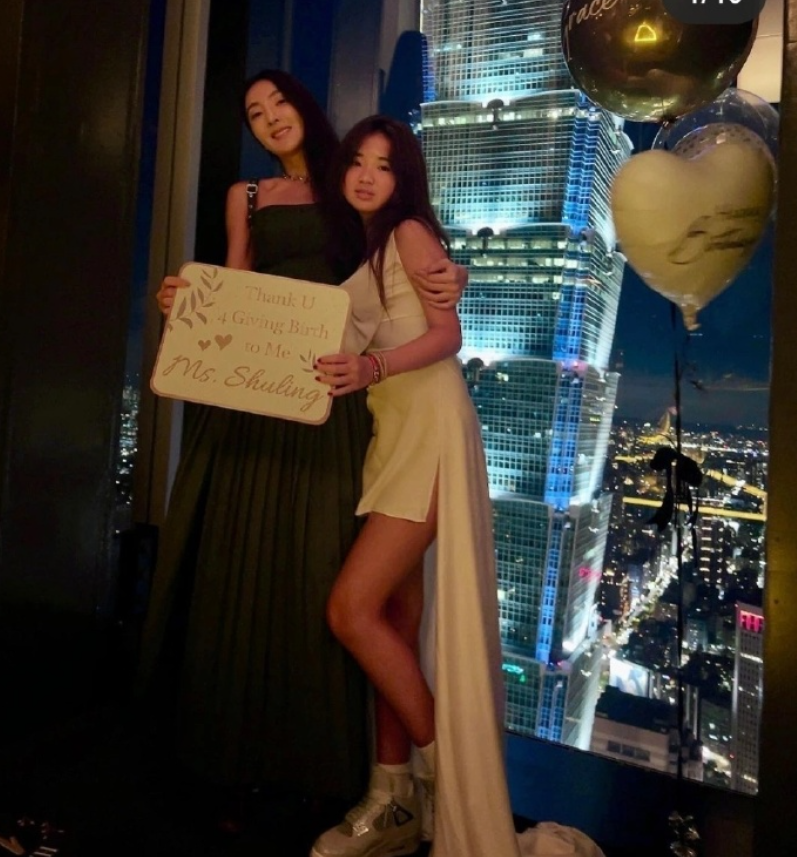 曹格13岁女儿庆生照火了,中国的孩子晚熟?穷人的孩子晚熟而已