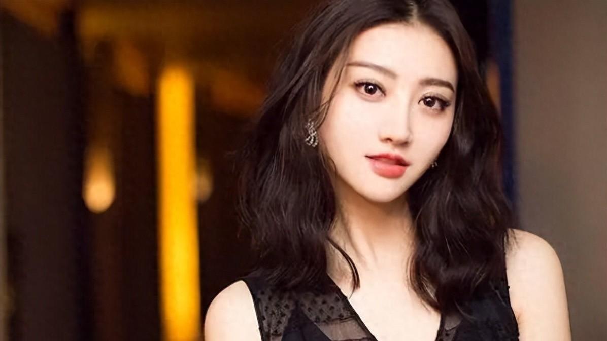 景甜真实颜值曝光：路人镜头下依然美得惊人，张继科果然好眼光！