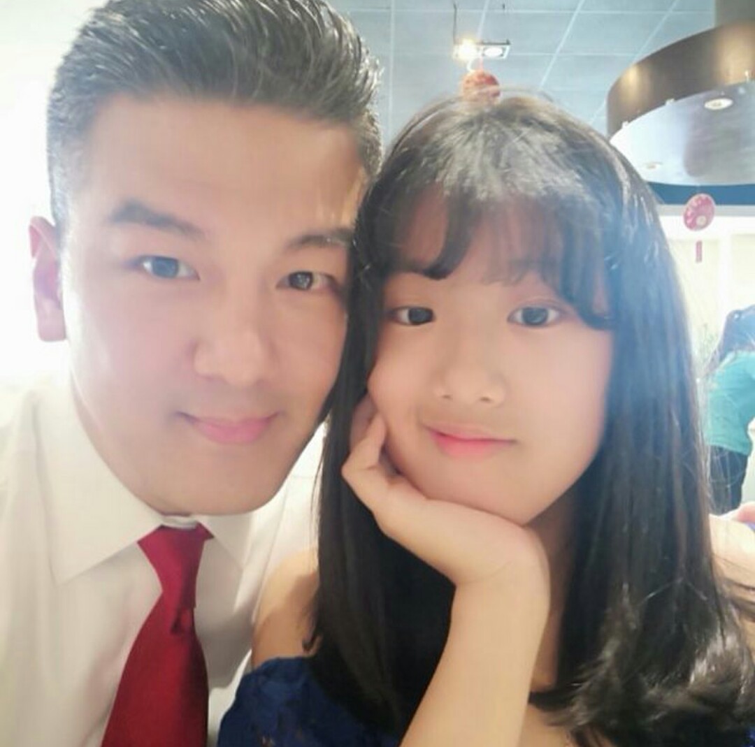 岳云鹏|贾静雯17岁长女独自国外求学,染红发眼线夸张,大方承认想当艺人