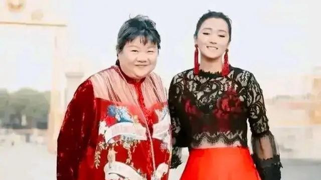 洪晃|张艺谋前女友与陈凯歌前妻同框，洪晃穿红裙像大妈巩俐贵气似女王