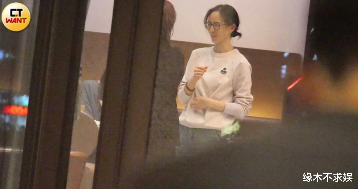 张钧甯带小3岁导演回家过夜！已甜蜜同居，41岁张钧甯素颜太沧桑