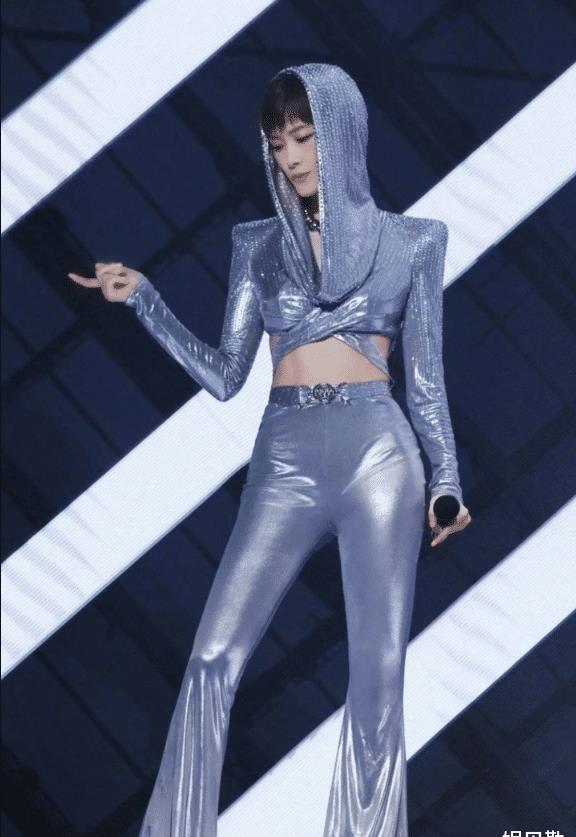 李宇春新形象引热议,叫了18年的“春哥”成历史,开启姐的新时代