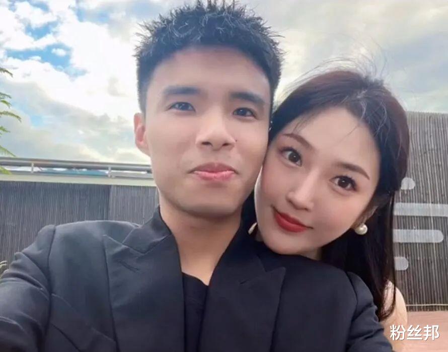 千万网红“IMP小鬼”官宣恋情,赵亦舒放弃出国留学,荣升老板娘