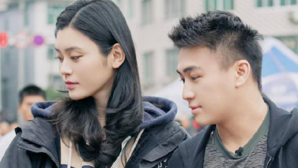 飘了？奚梦瑶炫富遭群嘲，戴五只金镯背复古LV包，全身行头超17W