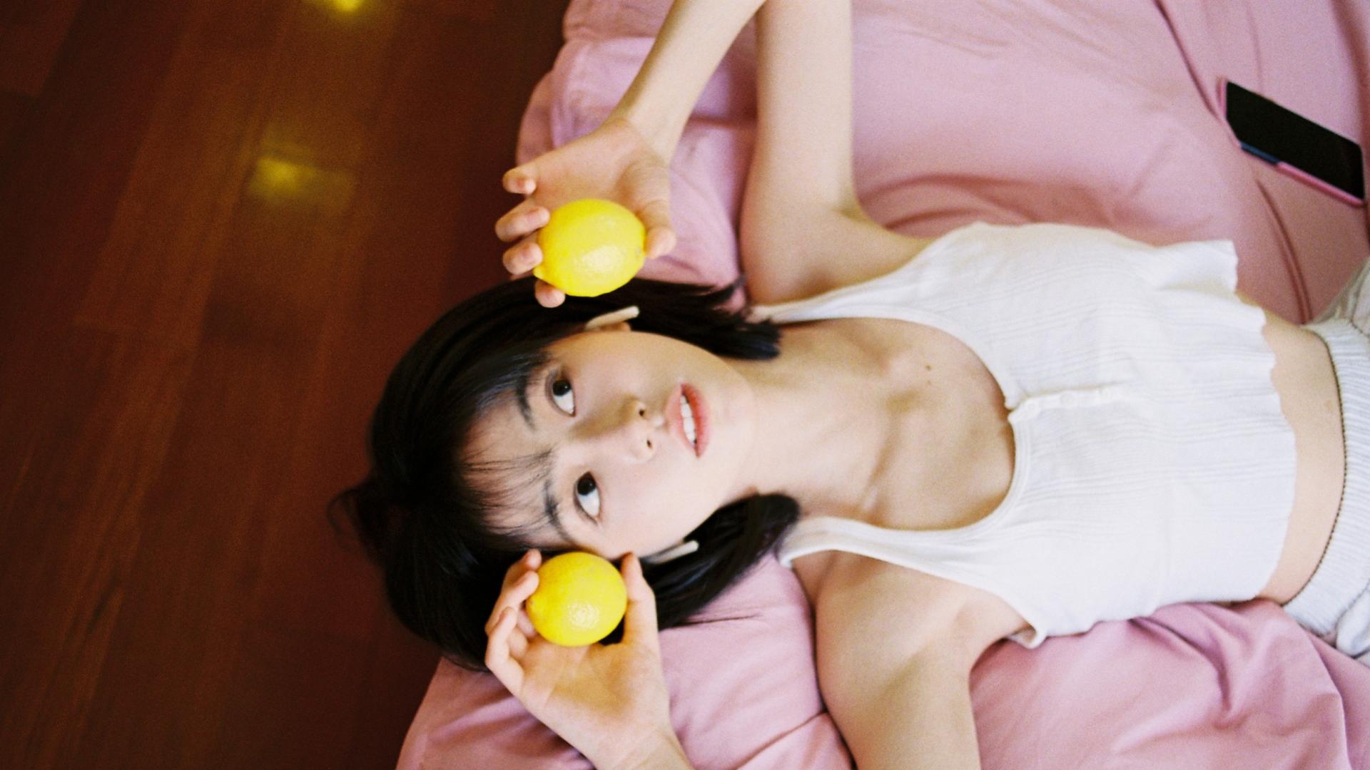 杨肸子 杨肸子小清新私服，短发吊带，白色柔美可爱