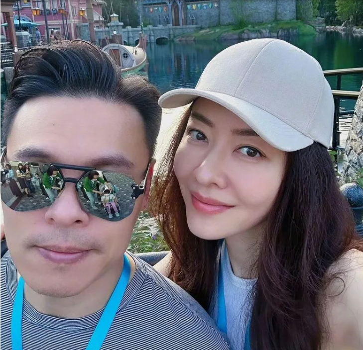 熊黛林一家四口幸福出巡 背心襯牛仔褲