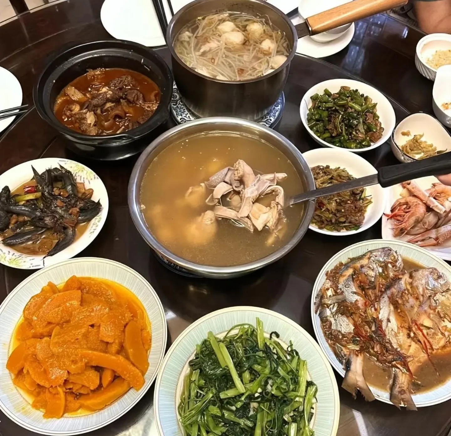 |福建女子晒一家六口晚餐,每月伙食费过万,网友一看饭菜坐不住了