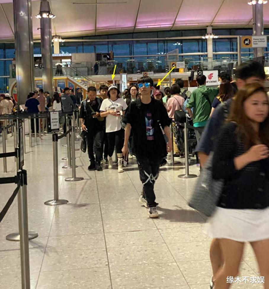 大张伟妻子英国露面，胖成“女版高晓松”，大张伟全程黑脸疑嫌弃