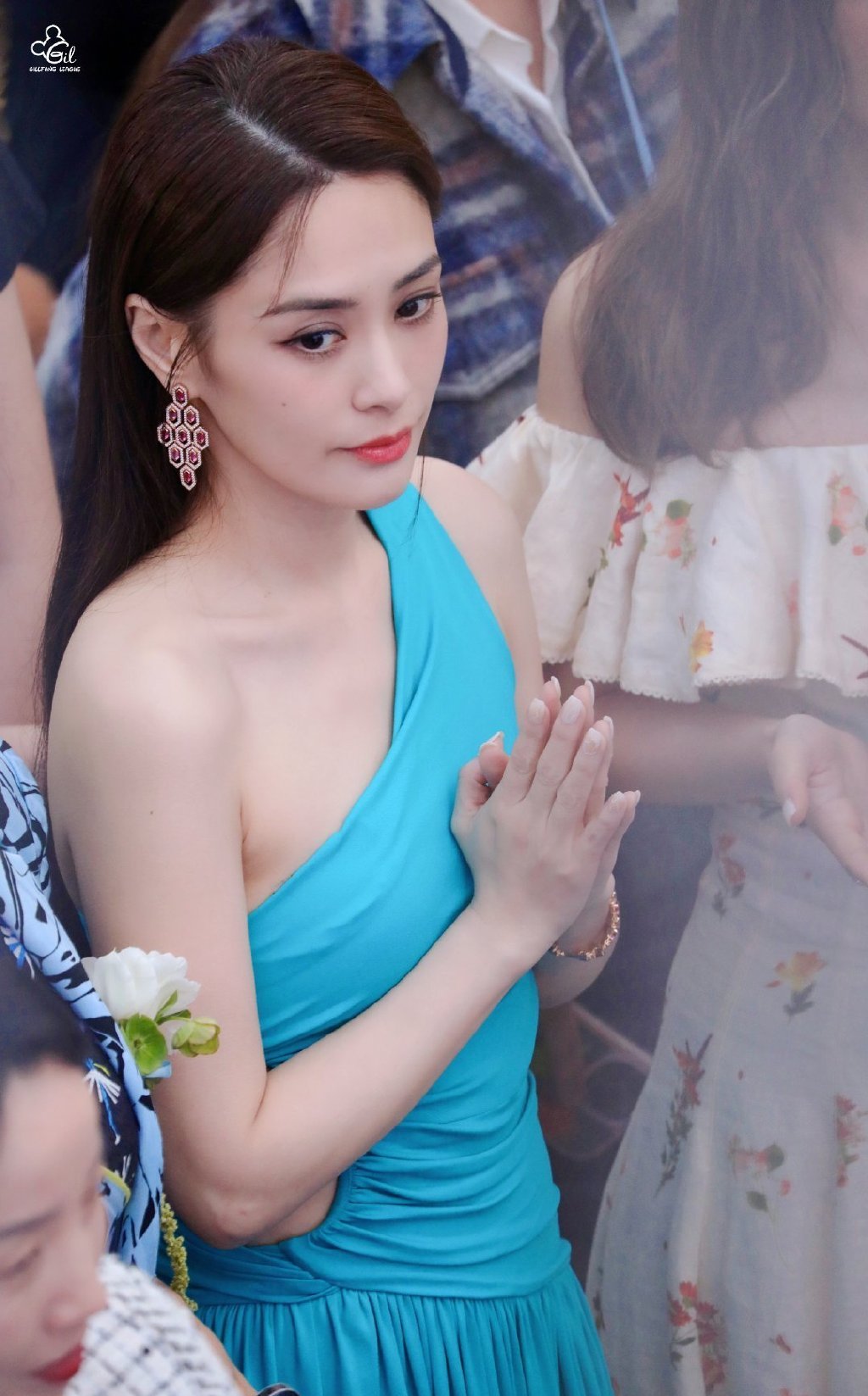 写真|Twins晒写真,阿娇穿蓝色露腰长裙,阿sa穿露肩长裙,同样都娇俏美丽