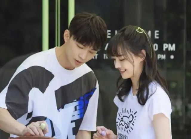 郑爽被封杀两年后,与张恒矛盾再度升级, 国外生活拮据发福变丑?