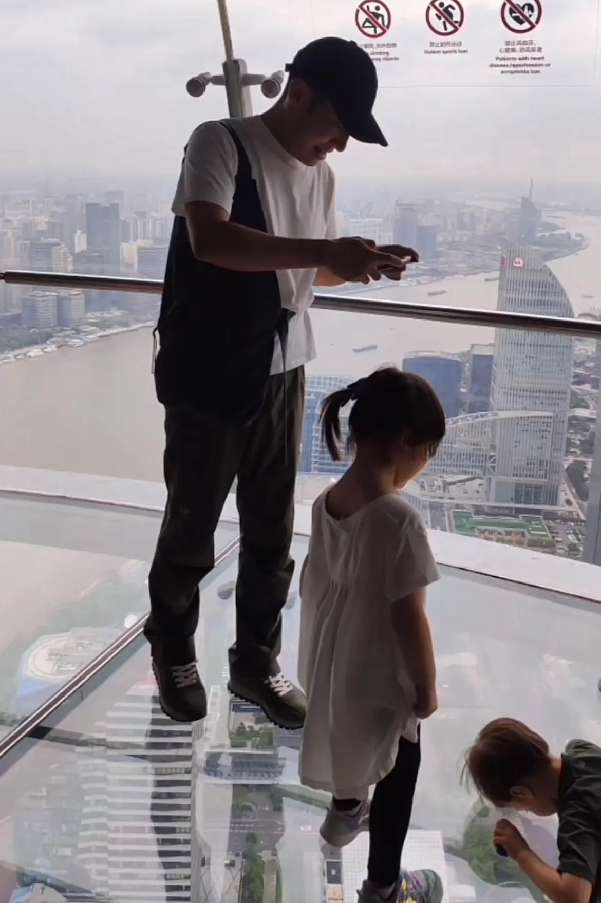 偶遇撒贝宁全家出游，陪儿子玩碰碰车超有爱，3岁龙凤胎正脸曝光