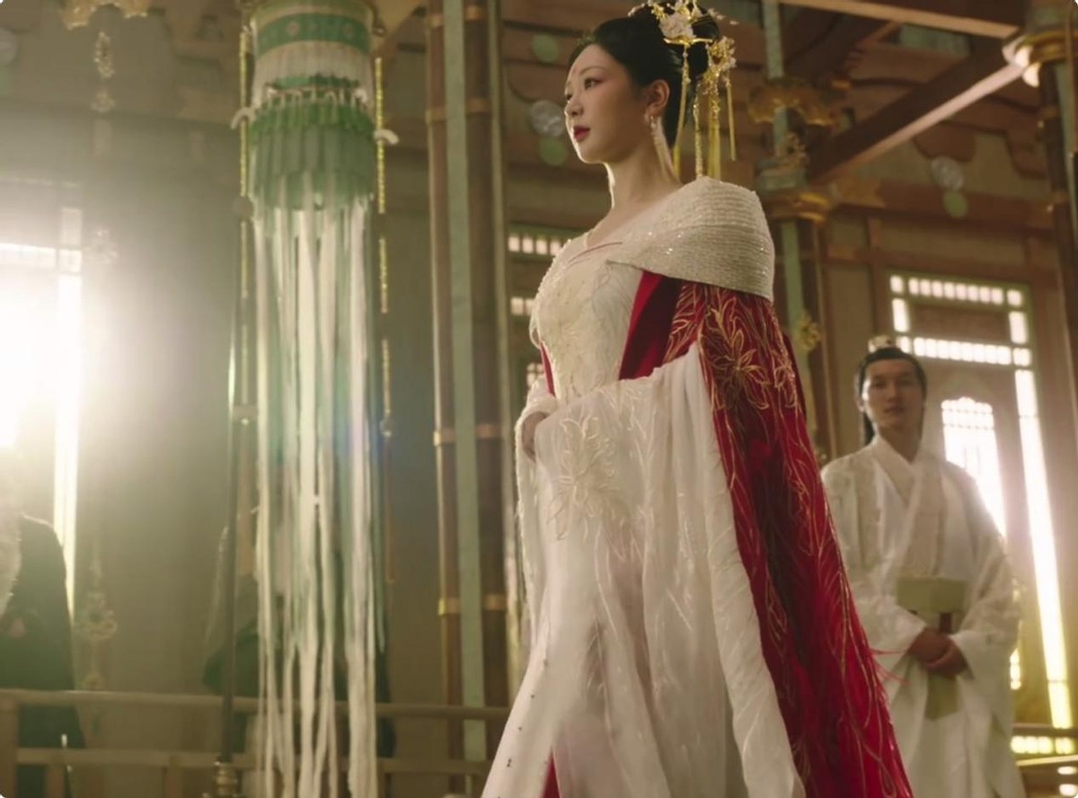 同样头饰繁琐,把刘诗诗和杨紫等人放一起看,女星审美差距出来了