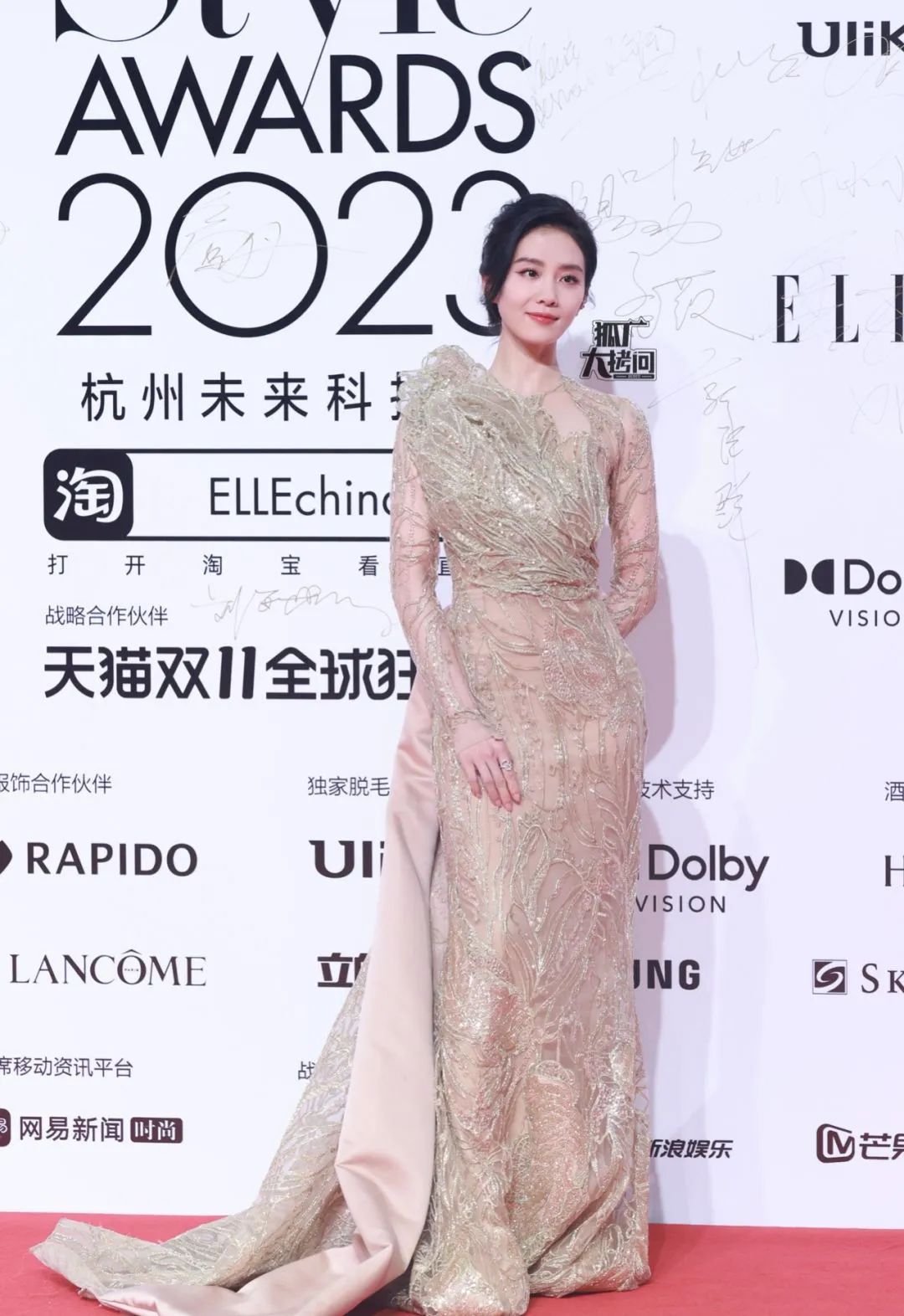 见鬼了！杨紫艳压了穿“野鸡高定”的迪丽热巴……