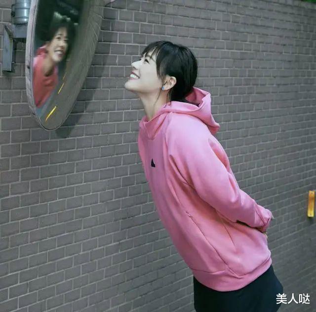 35岁马思纯生图曝光,身形消瘦下巴尖如锥子,美回颜值巅峰