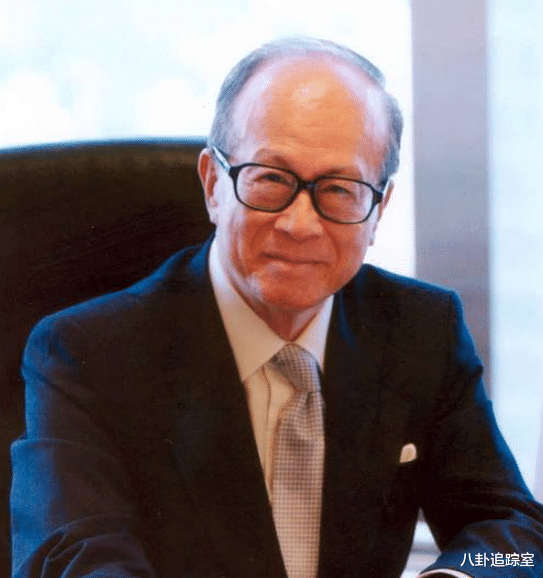 |94岁李嘉诚骑专车游灵隐寺,头发黝黑状态好,女保镖年薪被扒10亿