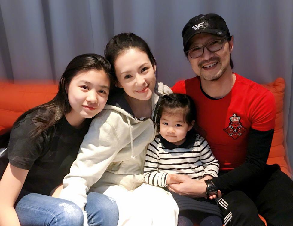 汪峰|汪峰17岁女儿唱跳全能,穿金戴银10件首饰,身高1米76性感撩人