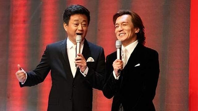 哈文|李咏妻女美国过年，现身豪华餐厅吃年夜饭，哈文戴项链名表好富贵